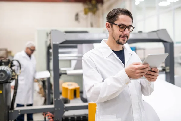 Contenuto Giovane Specialista Barbuto Occhiali Utilizzando Tablet Digitale Mentre Analizza — Foto Stock