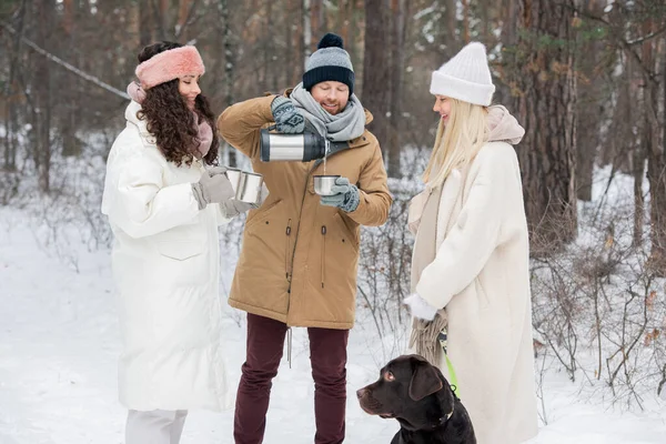 Horisontell Bild Ung Man Hälla Varmt För Två Flickor När — Stockfoto