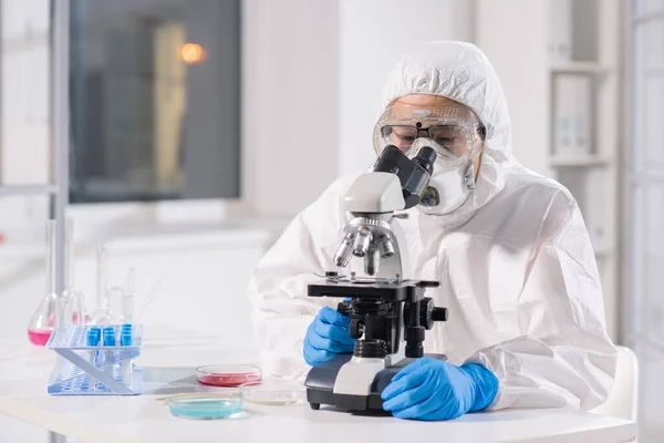 Koncentrerad Asiatisk Virologi Forskare Skyddsdräkt Mask Och Respirator Med Hjälp — Stockfoto