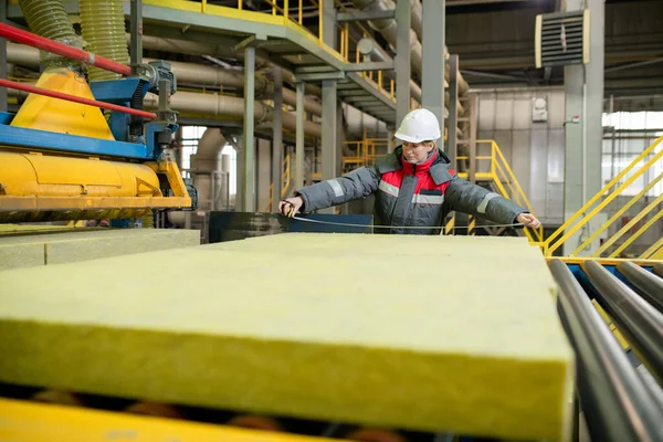 Trabalhador Linha Produção Hardhat Correia Transportadora Material Construção Medição Fábrica — Fotografia de Stock