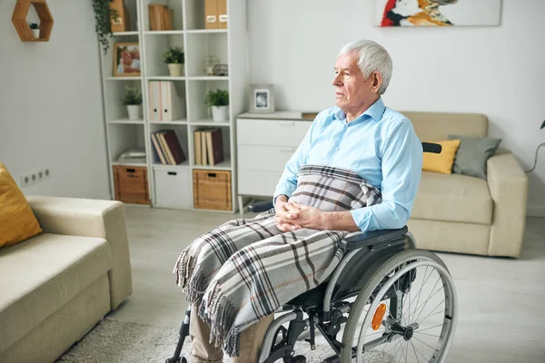 Sorglig Och Lugn Seniorinvalid Man Med Rutig Rutig Knä Sittandes — Stockfoto