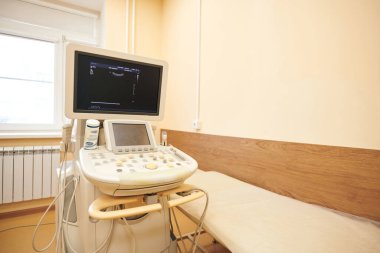 Modern klinikte hastane yatağı ve ultrason makinesi olan sonografların çalışma yeri