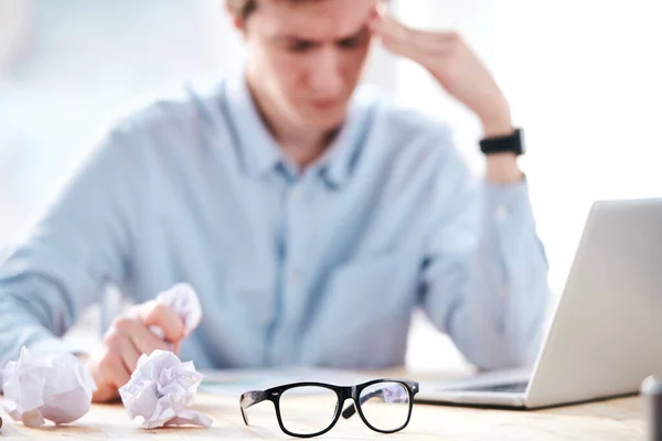 Primer Plano Los Jóvenes Empresarios Arrugando Papeles Mientras Tienen Ideas — Foto de Stock