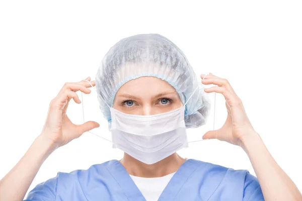 在手术或医疗前 当代的年轻医生 牙医或外科医生在她的脸上戴上防护面具 — 图库照片