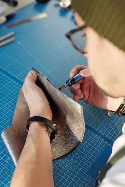 Handen Van Creatieve Leerkracht Armband Zittend Aan Blauwe Tafel Verwerking — Stockfoto