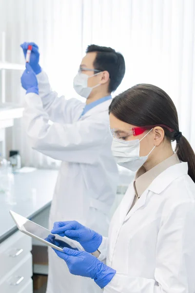 Vrouwelijke Laboratoriummedewerker Beschermend Masker Brillen Handschoenen Whitecoat Zoek Naar Informatie — Stockfoto