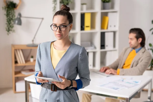 Junge Elegante Geschäftsfrau Mit Tablet Surft Netz Während Ihr Kollege — Stockfoto