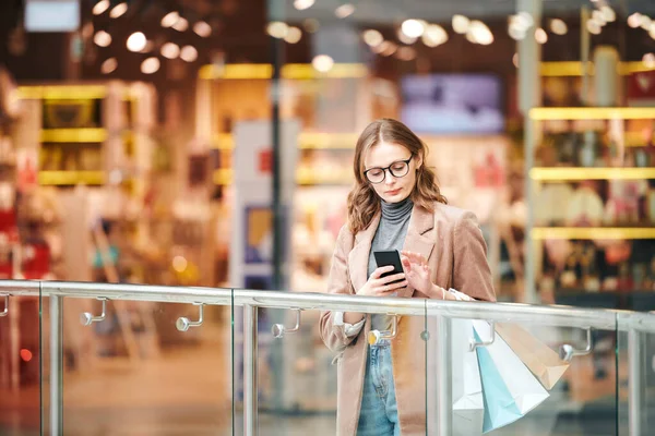 Serieuze Jonge Vrouw Bril Staan Leuning Het Controleren Van Smartphone — Stockfoto