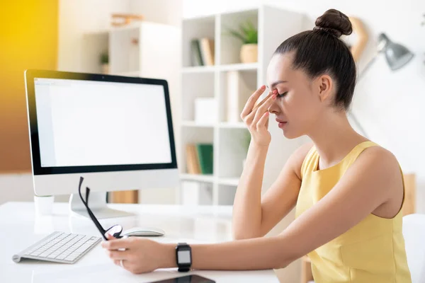 Junge Müde Geschäftsfrau Gelbem Kleid Sitzt Schreibtisch Vor Dem Computerbildschirm — Stockfoto