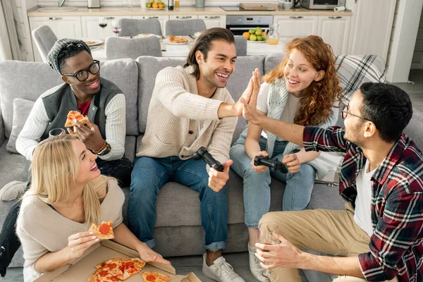 Twee Gelukkige Jonge Mannen Geven Elkaar High Five Terwijl Zitten — Stockfoto