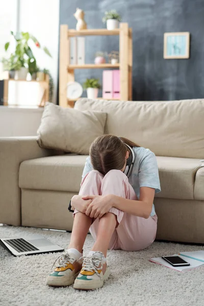 행복하지 소녀는 바닥에 있으면서 집안에 격리되어 때문에 슬픔을 표현하면서 사이로 — 스톡 사진