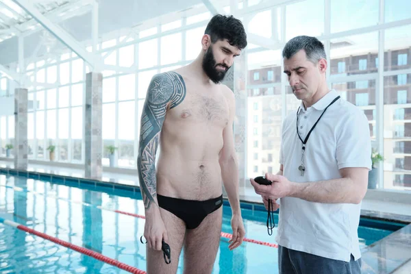Dövmeli Sakallı Adam Havuz Başında Yüzme Hocasıyla Tur Zamanı Hakkında — Stok fotoğraf