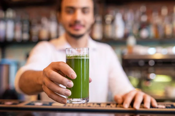 Hand Ung Bartender Håller Glas Färska Grönsaker Smoothie Över Disk — Stockfoto