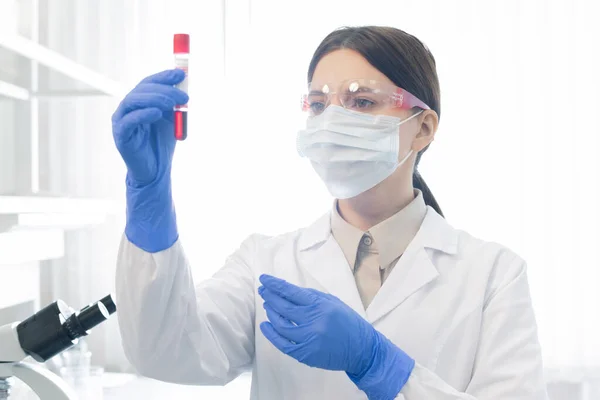 Młoda Kobieta Naukowiec Lub Chemik Trzymająca Kolbę Substancją Płynną Podczas — Zdjęcie stockowe