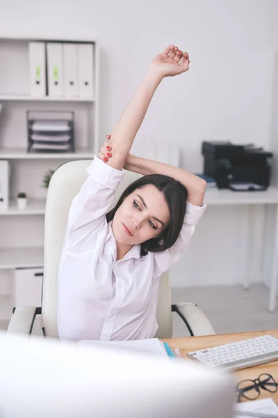 Ruhige Attraktive Junge Geschäftsfrau Weißen Hemd Die Sich Schreibtisch Dehnt — Stockfoto