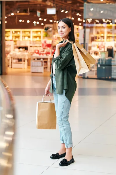 Retrato Hermosa Chica Sonriente Traje Casual Pie Con Bolsas Compras —  Fotos de Stock