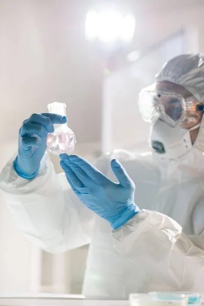 Trabajador Laboratorio Químico Guantes Protección Máscara Anteojos Monos Que Estudian —  Fotos de Stock