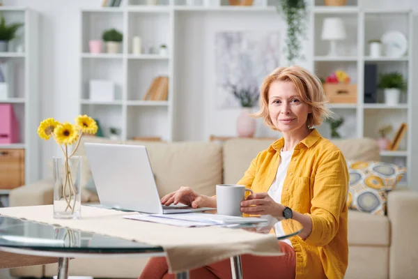 Happy Mature Female Casualwear Having Drink While Sitting Desk Front — Stock Photo, Image