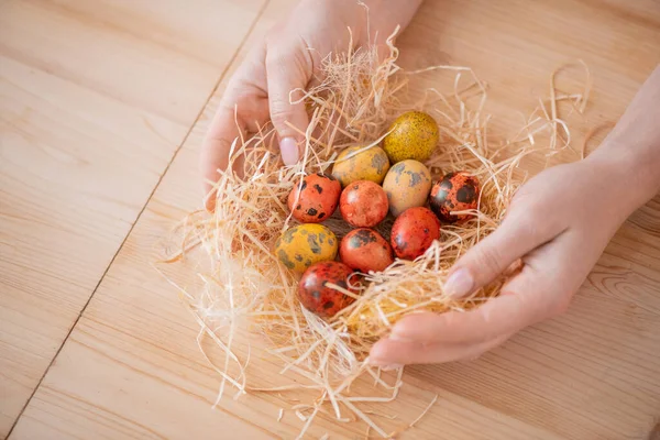 Großaufnahme Einer Unkenntlichen Frau Die Tisch Orangefarbene Und Gelbe Osterwachteleier — Stockfoto