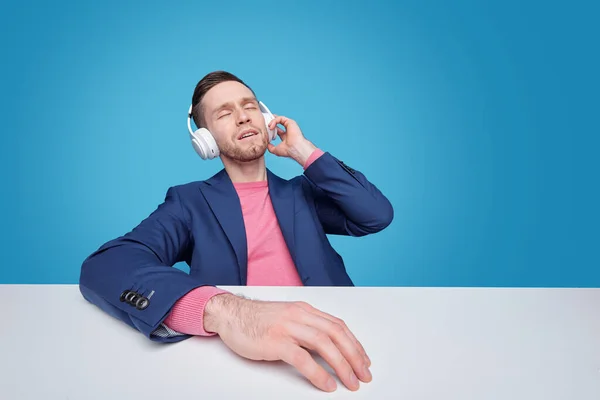 Feliz Joven Relajado Hombre Escuchando Música Tranquila Los Auriculares Mientras —  Fotos de Stock