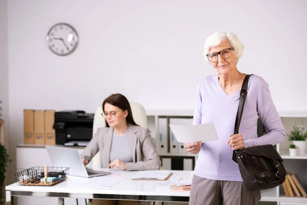 Senior Cliente Agence Assurance Avec Papier Sac Main Debout Devant — Photo