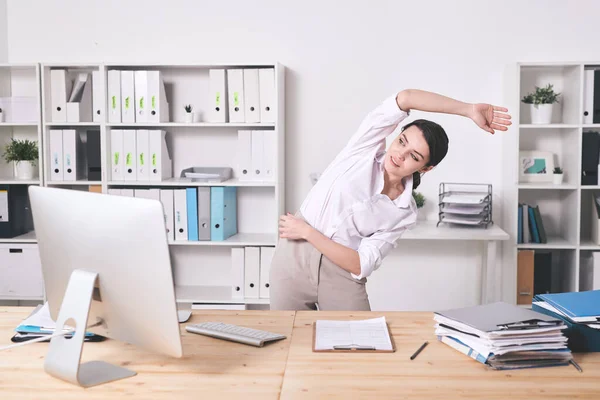 Innehåll Energisk Ung Kvinna Blus Böja Sida Och Stretching Arm — Stockfoto