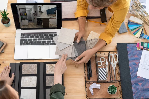 Dos Jóvenes Diseñadoras Interiores Discuten Muestras Paneles Por Lugar Trabajo — Foto de Stock