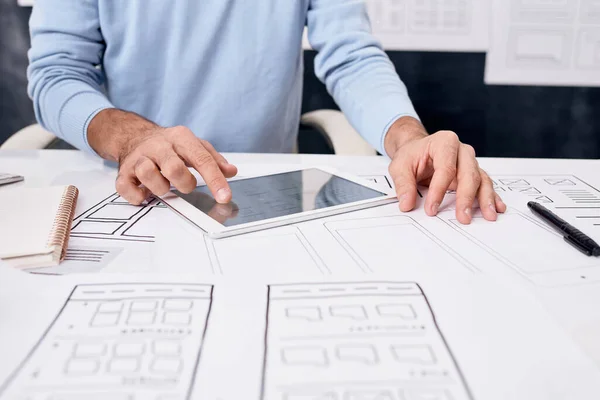 Close Van Onherkenbare Man Aan Tafel Met Schetsen Tablet Bij — Stockfoto