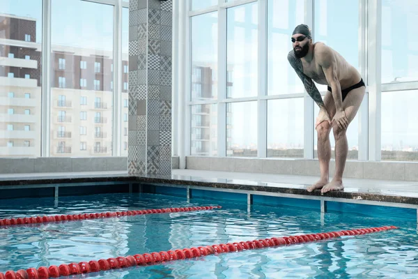 Ajuste Homem Barbudo Óculos Natação Boné Borda Piscina Preparando Para — Fotografia de Stock