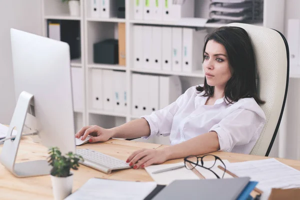 Mujer Negocios Atractivo Serio Sentado Mesa Oficina Comprobación Archivos Ordenador —  Fotos de Stock