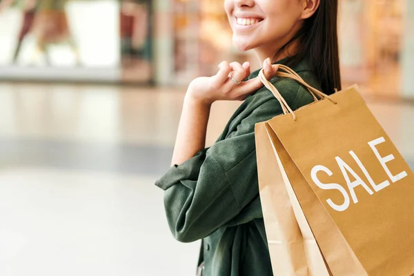 Yeşil Tişörtlü Mutlu Kadının Yakın Çekimi Elinde Alışveriş Merkezinde Satılık — Stok fotoğraf