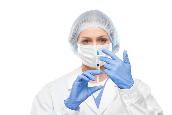 戴外科手套的女医生在准备注射时从注射器中取出气泡 — 图库照片