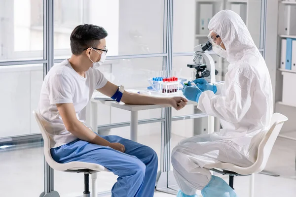 Trabalhador Laboratório Médico Vestuário Trabalho Proteção Vai Tomar Sangue Jovem — Fotografia de Stock