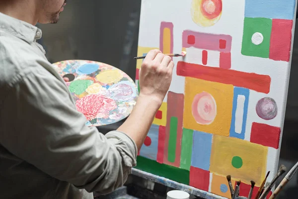 Jovem Artista Masculino Com Paleta Cores Pincel Trabalhando Sobre Pintura — Fotografia de Stock