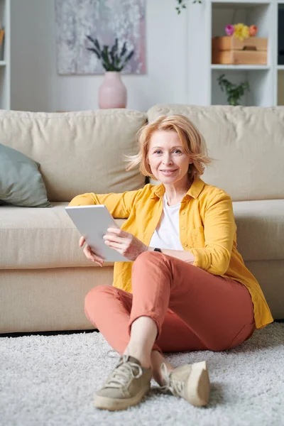 Pretty Mature Woman Digital Tablet Relaxing Floor Couch Leisure Home — Stock Photo, Image