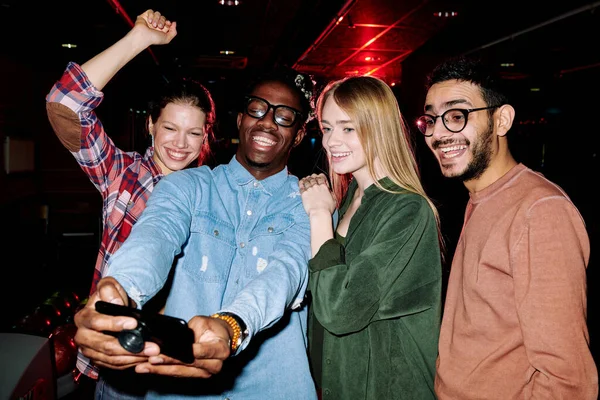 Fyra Glada Unga Män Och Kvinnor Casualwear Tittar Smartphone Kamera — Stockfoto