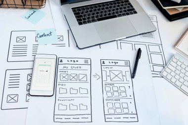 Kullanıcı arayüzü tasarımcısının çalışma alanının kapatılması masadaki aygıtlar, çizimler ve akıllı telefon için kullanılabilir bir uygulama yaratıyor