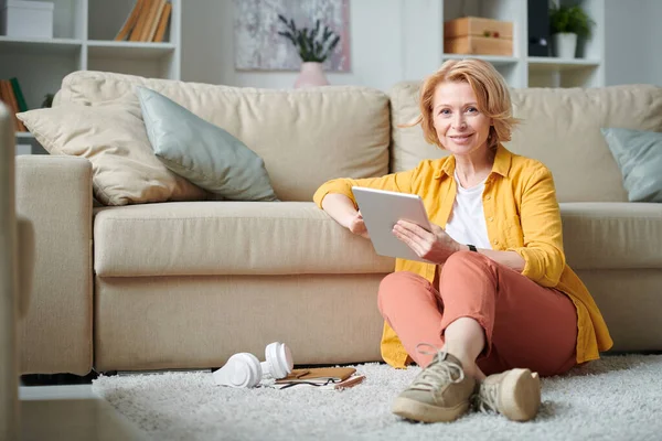 Cheerful Mature Businesswoman Casualwear Sitting Couch Living Room Browsing Net — Stock Photo, Image