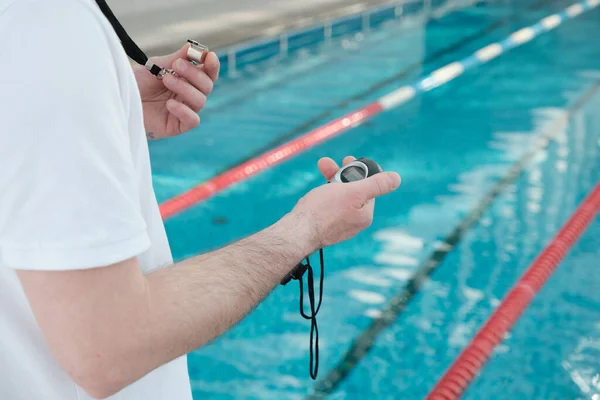 Nahaufnahme Eines Nicht Wiederzuerkennenden Trainers Mit Trillerpfeife Und Stoppuhr Beim — Stockfoto