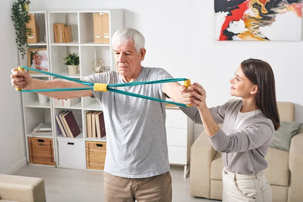 Atractivo Joven Entrenador Personal Femenino Que Explica Ejercicio Con Caucho — Foto de Stock