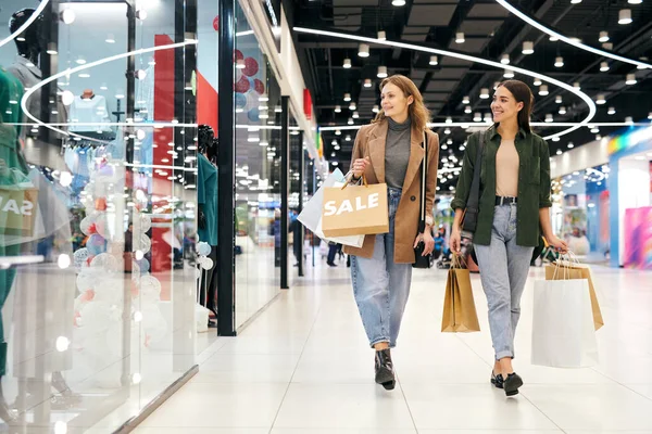 Meninas Atraentes Felizes Roupas Casuais Andando Sobre Shopping Gostando Fazer — Fotografia de Stock
