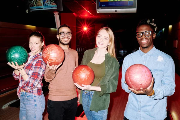 Négy Sikeres Interkulturális Bowling Játékos Golyókkal Kamera Előtt Áll Sikátorok — Stock Fotó