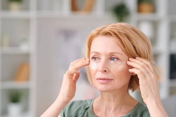 Ganska Mogen Kvinna Med Kort Blont Hår Sätta Ögonen Fläckar — Stockfoto