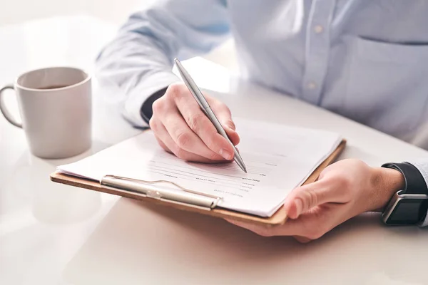 Gros Plan Homme Affaires Méconnaissable Assis Table Avec Une Tasse — Photo