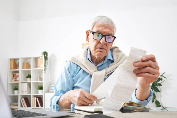 Busy Senior Man Eyeglasses Sitting Table Laptop Diary Examining Paper — Stock Photo, Image