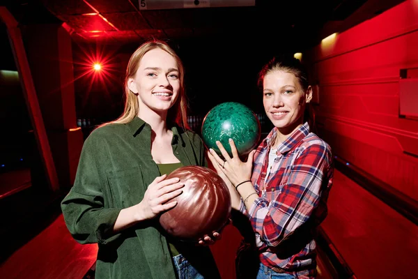 Due Belle Giocatrici Allegre Con Palle Bowling Che Guardano Mentre — Foto Stock