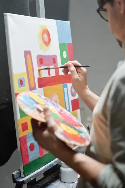 Ręka Młodego Artysty Trzymającego Paletę Kolorów Przy Użyciu Pędzla Podczas — Zdjęcie stockowe