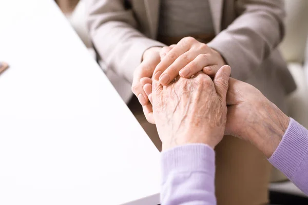 母親や祖母を支え慰めながら 定年退職した女性の手 — ストック写真