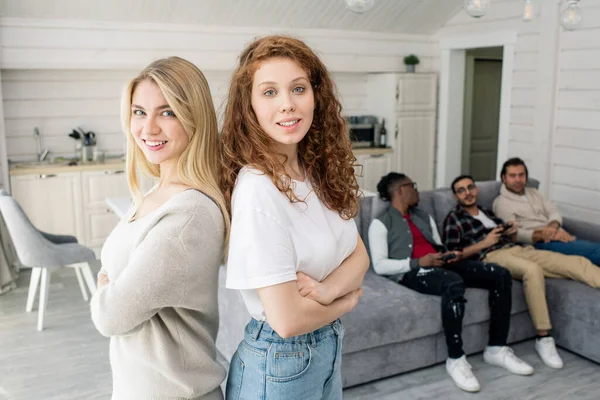 Two Pretty Girls Arms Crossed Chest Standing Front Camera Group — Stock Photo, Image