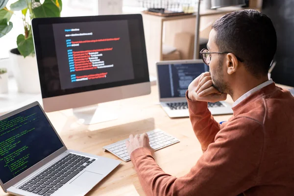 Ung Pensiv Programmerare Sitter Vid Arbetsplatsen Och Tittar Information Datorskärmen — Stockfoto